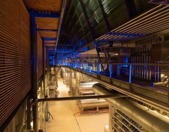 Scenografie di luce e architetture temporanee: la forma visiva dell’evento