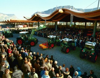 Consegna 1000° Trattore FENDT. Mezzocorona (TN), gennaio 2003. PH: AgF Bernardinatti Foto