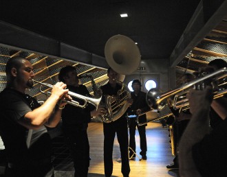 Note che si muovono tra le persone: energia, presenza, ascolto