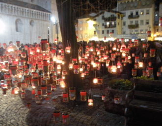 Installazione simbolica per valorizzare un messaggio importante