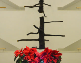 Un tocco di rosso, una luce discreta: basta poco per dare atmosfera natalizia