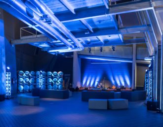 Allestimento scenografico tra acciaio, luci e musica: lo spazio si trasforma