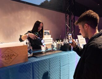 Aperitivo moderno, tra mixology creativa e atmosfera immersiva